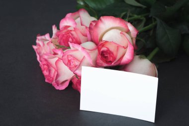 Buket pembe Gül ve metin için boş etiket 