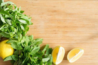 Limon ve nane kesme tahtası üzerinde