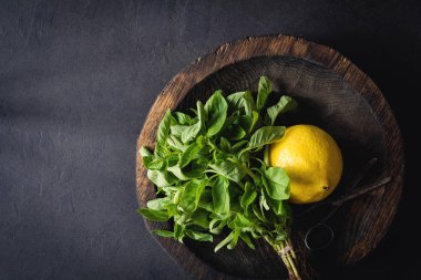 Taze fesleğen ve limon ahşap plaka üzerinde. Rustik gıda