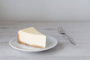 Beyaz plaka üzerinde düz New York cheesecake