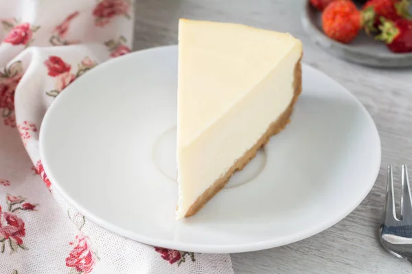 Tarta de queso de Nueva York en plato blanco — Foto de Stock
