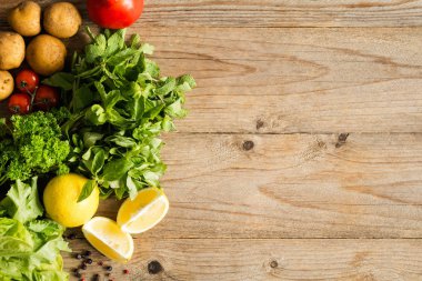Taze sebze, yeşillik ve meyve ile ahşap arka plan
