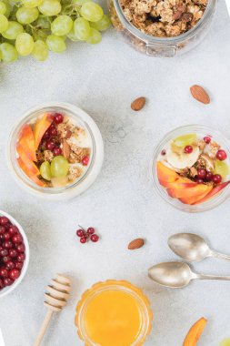 Meyve, granola ve yoğurt tablo Üstten Görünüm