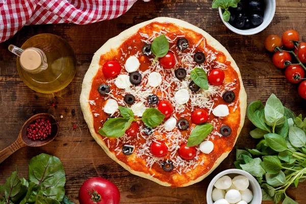 Hemmagjord italiensk pizza på träbord ovanifrån — Stockfoto