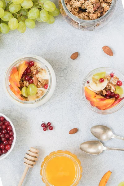 Meyve, granola ve yoğurt tablo Üstten Görünüm