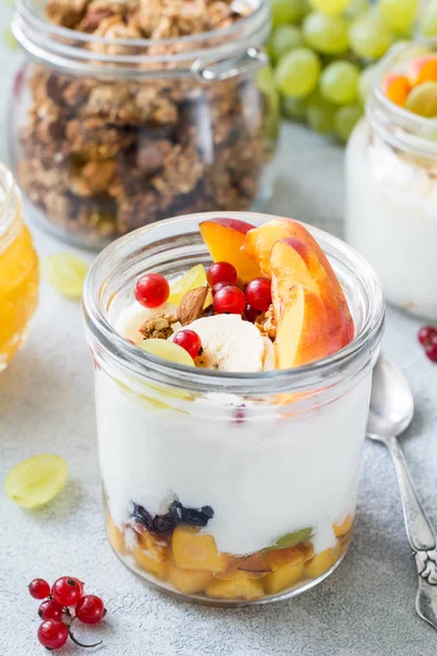 Yoğurtlu taze meyve ve granola müsli