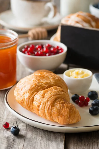 Континентальний сніданок з круасаном, варенням та фруктами — стокове фото