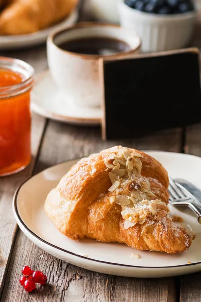 Pequeno-almoço continental com croissant, compota e frutas — Fotografia de Stock