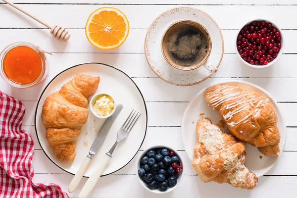 Croissanty, kávu, džem a ovoce. Zobrazení tabulky nejvyšší kontinentální snídaně — Stock fotografie