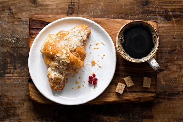 Croissant en kopje koffie — Stockfoto