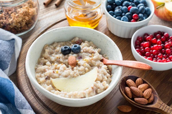 Crianças refeição aveia mingau de aveia com frutas — Fotografia de Stock