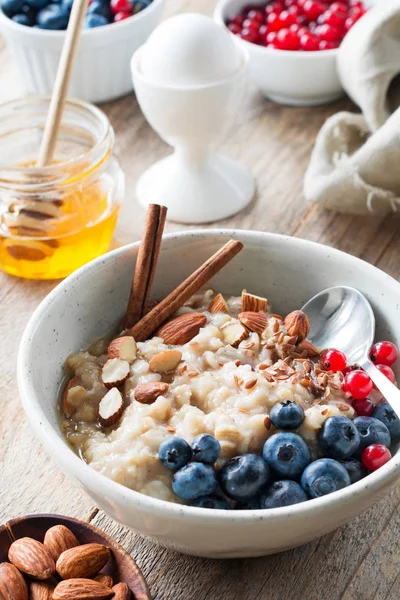 健康的な朝食の果実、ナッツ ・はちみつ入りオートミール粥 — ストック写真