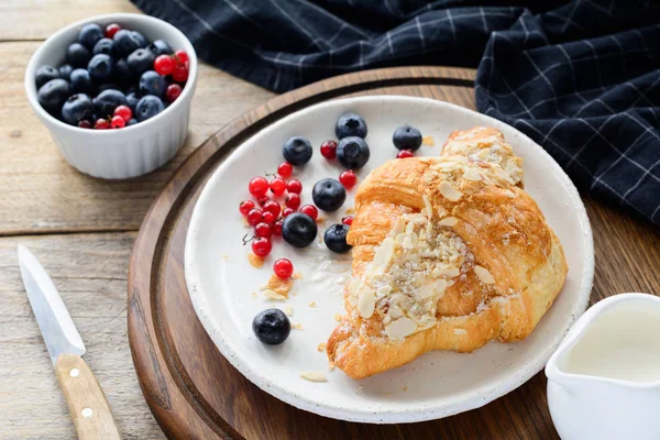 Croissant a bobule na desce — Stock fotografie