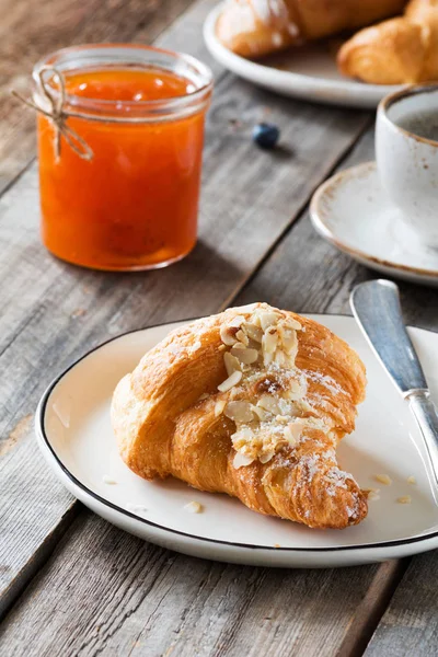 Continentaal ontbijt met croissant, jam en koffie — Stockfoto