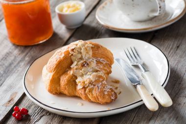 Kruvasan, tereyağı, reçel ve kahve