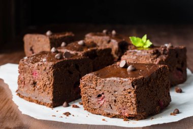 Karanlık çikolatalı brownie kareler closeup görünümü