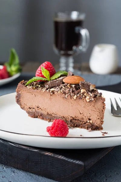 Chocolate cheesecake decorated with raspberries and mint — Stock Photo, Image