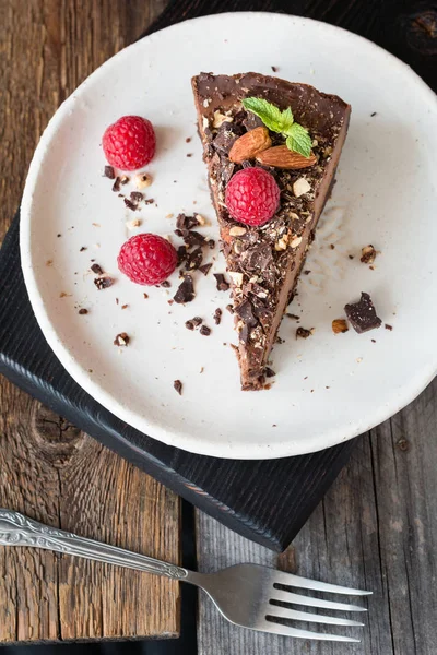 Cheesecake σοκολάτας με αμύγδαλα, σμέουρα και φύλλα μέντας — Φωτογραφία Αρχείου