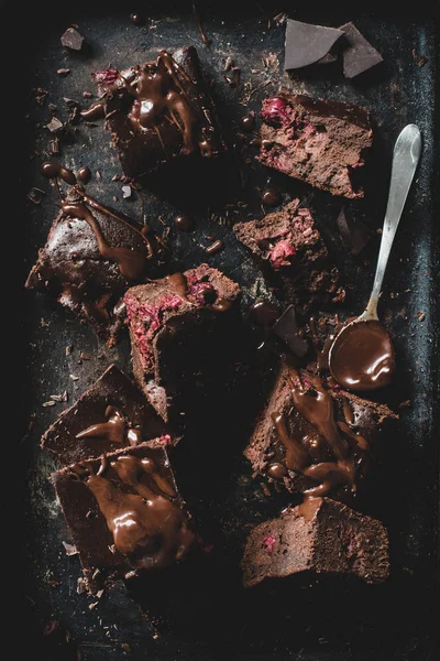 Шоколадные пирожные на тёмном фоне — стоковое фото
