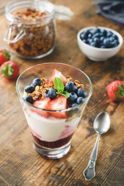 Granola, böğürtlen ve çilek ile doğal yoğurt