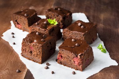 Karanlık çikolatalı brownie kareler closeup görünümü