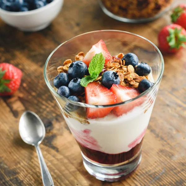 Granola, böğürtlen ve çilek ile doğal yoğurt
