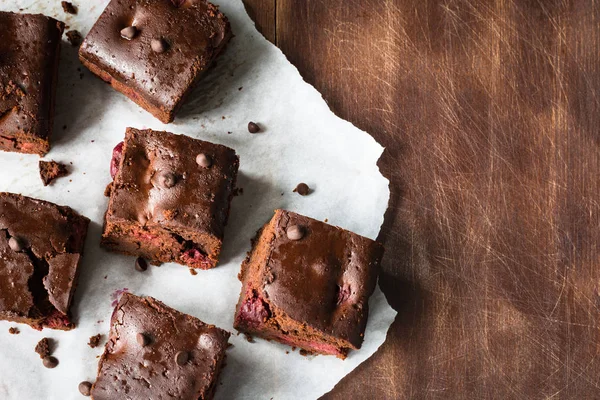 Ahşap masa çikolatalı brownie kareler. Üstten Görünüm