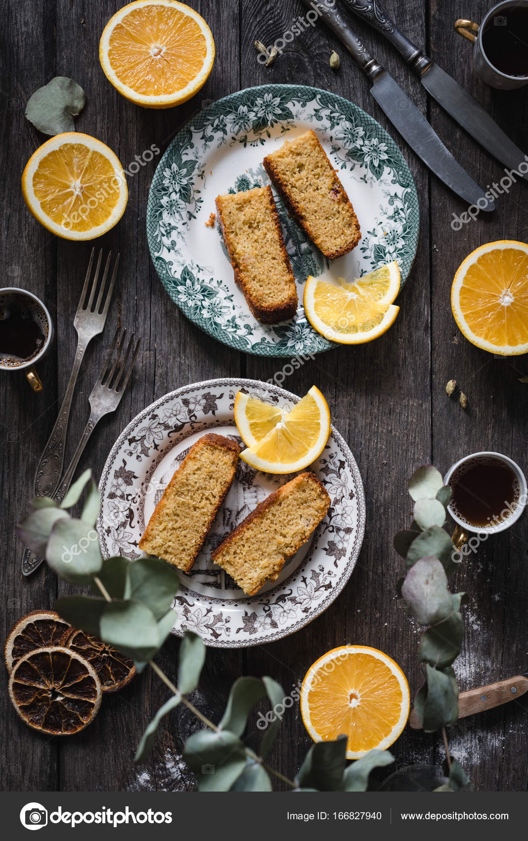 Pastel de naranja en rodajas en platos antiguos — Fotos de ...
