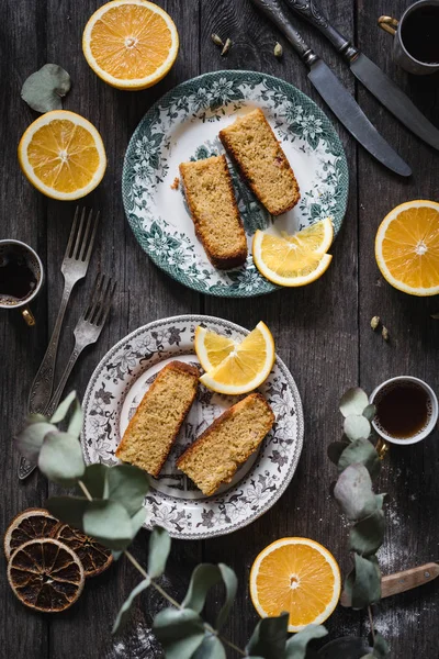 Vintage Tabaklarda dilimlenmiş turuncu kek