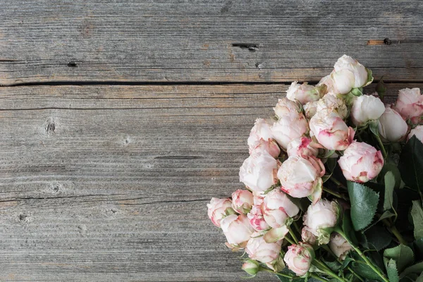 Kopya alanı metin için ahşap zemin üzerine pembe güller