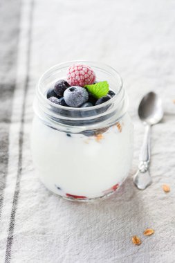 Yaban mersini ve ahududu bir kavanoza yoğurt