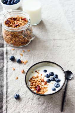 yaban mersini ve granola ile yoğurt