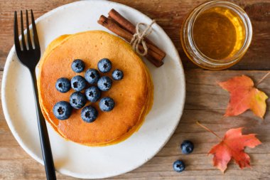Yaban mersini ve ballı kabak krep