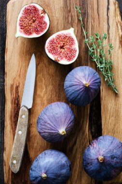 Kesme tahtası üzerinde taze incir