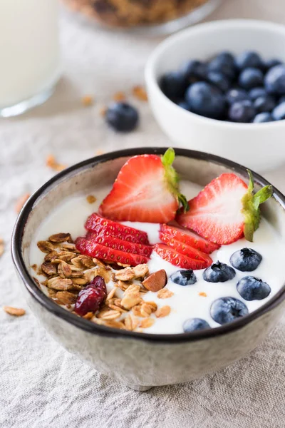 Granola, çilek ve böğürtlen kase yoğurt