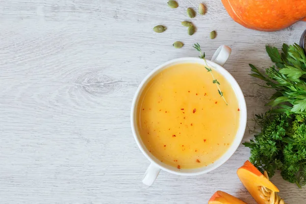 Kase parlak arka plan üzerinde kabak krem çorba. Tablo Üstten Görünüm