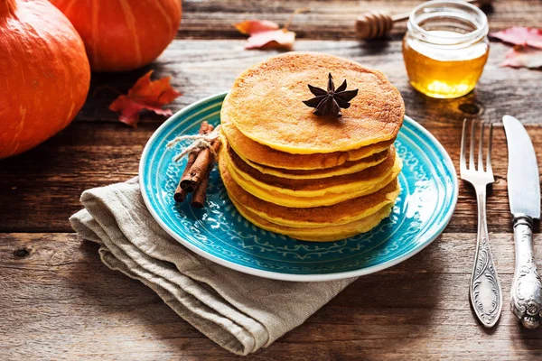 Pila de panqueques de calabaza en placa azul — Foto de Stock