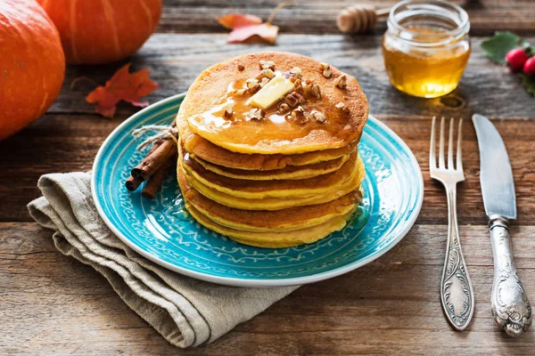 Panqueques de calabaza con mantequilla, miel y nueces — Foto de Stock