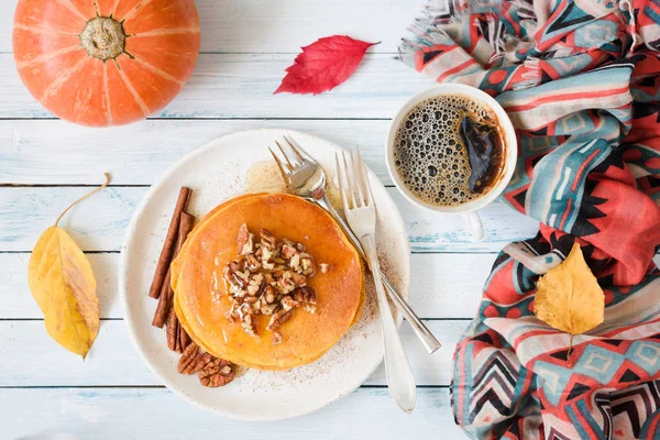 Panqueques de calabaza con nueces de nuez y miel — Foto de Stock