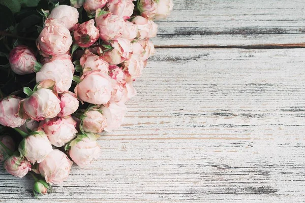 Roses roses sur fond bois vintage avec espace de copie pour le texte. Cadre floral de mariage — Photo