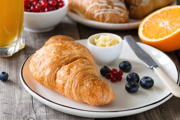 Portakal suyu, tereyağ, reçel ve taze meyve ile ay çöreği