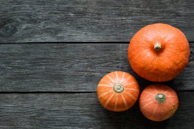 Kabaklar ahşap arka plan üzerinde. Şükran kabak