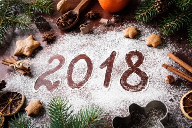 Yeni yıl un Noel kartı üzerinde yazılı 2018