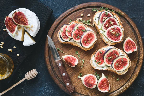 Tost veya bruschetta taze incir, beyaz peynir ve bal ile