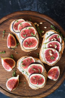 Meze bruschetta veya taze peynir, incir ve bal ile tost