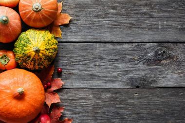 Kabaklar ve ahşap üzerine düşen yapraklar ile arka plan