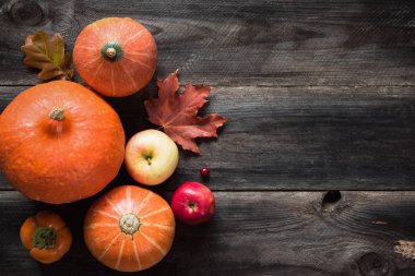 Arka plan ile kabak, elma, düşen yapraklar