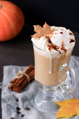 Kabak spice latte krem şanti, şekerleme ve çerez