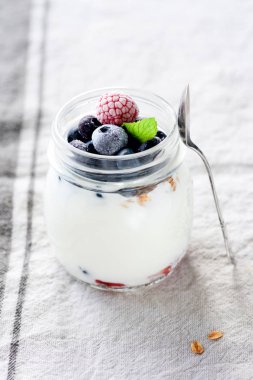 Granola ve kavanozda çilek ile Yunan yoğurt