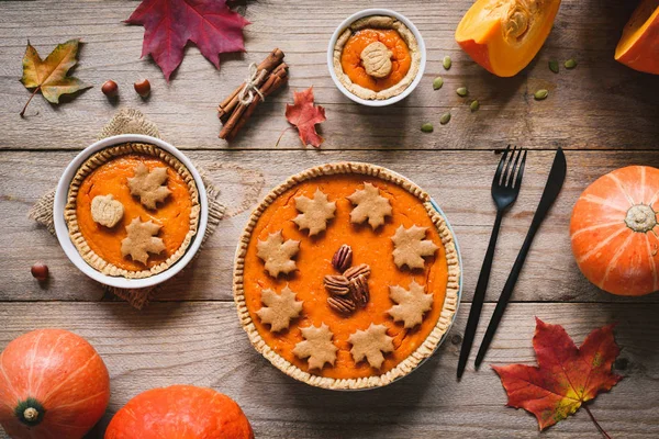 Homemade Thanksgiving day pumpkin pies on wooden table — Stock Photo, Image
